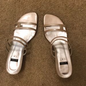 St Weitzman Low beige patent leather sandal